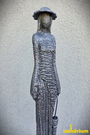 Dievčina so slnečníkom